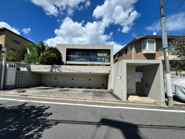 世田谷区代沢　建築条件なし売地の前面道路含む現地写真|2026.08.07撮影