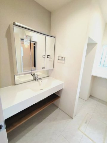 新築戸建の独立洗面台