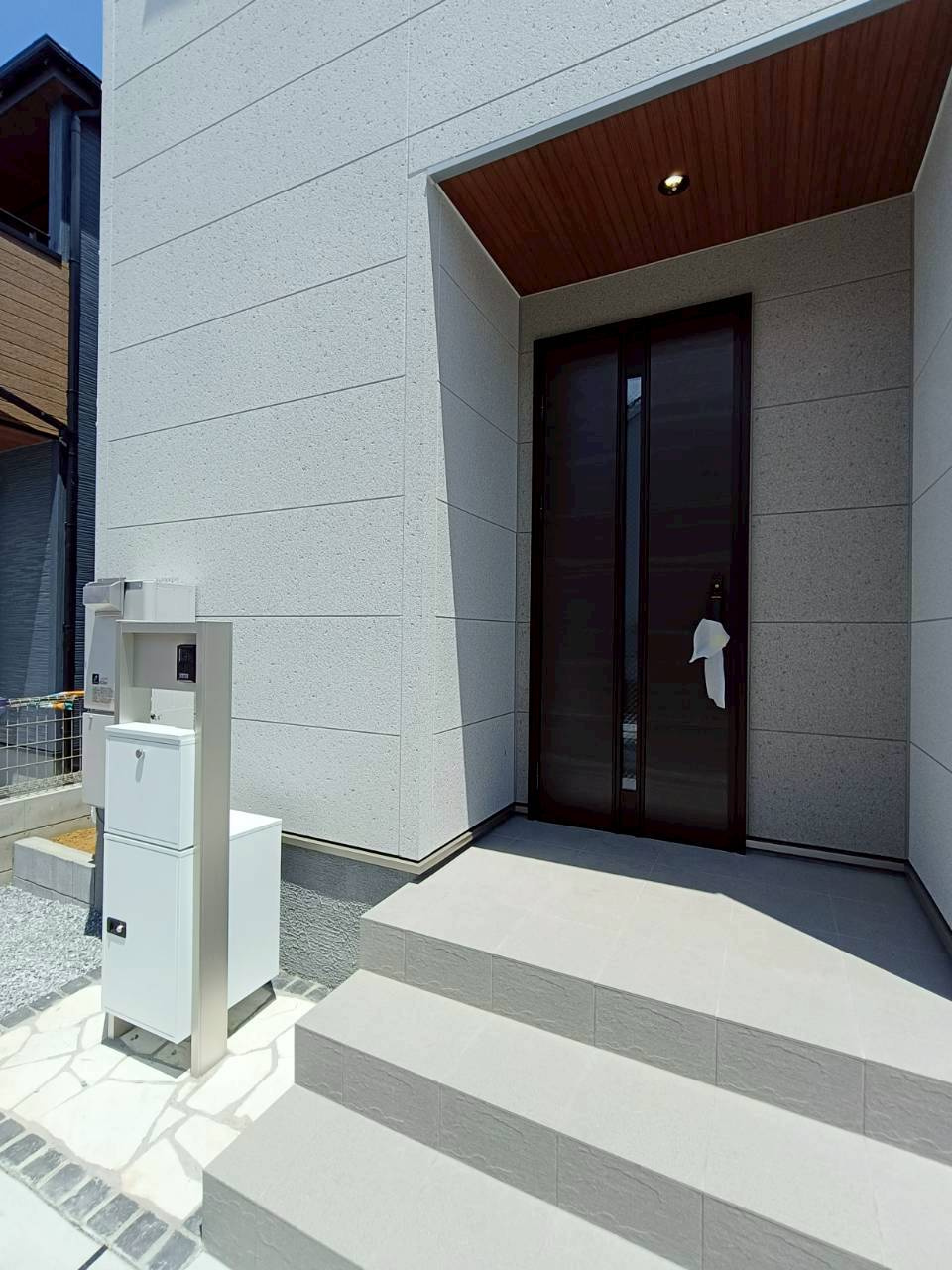 三郷市　東町　新築戸建　全2棟の玄関|施工例です