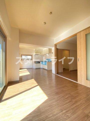 大阪市淀川区西中島４丁目の賃貸マンションの居間・リビング
