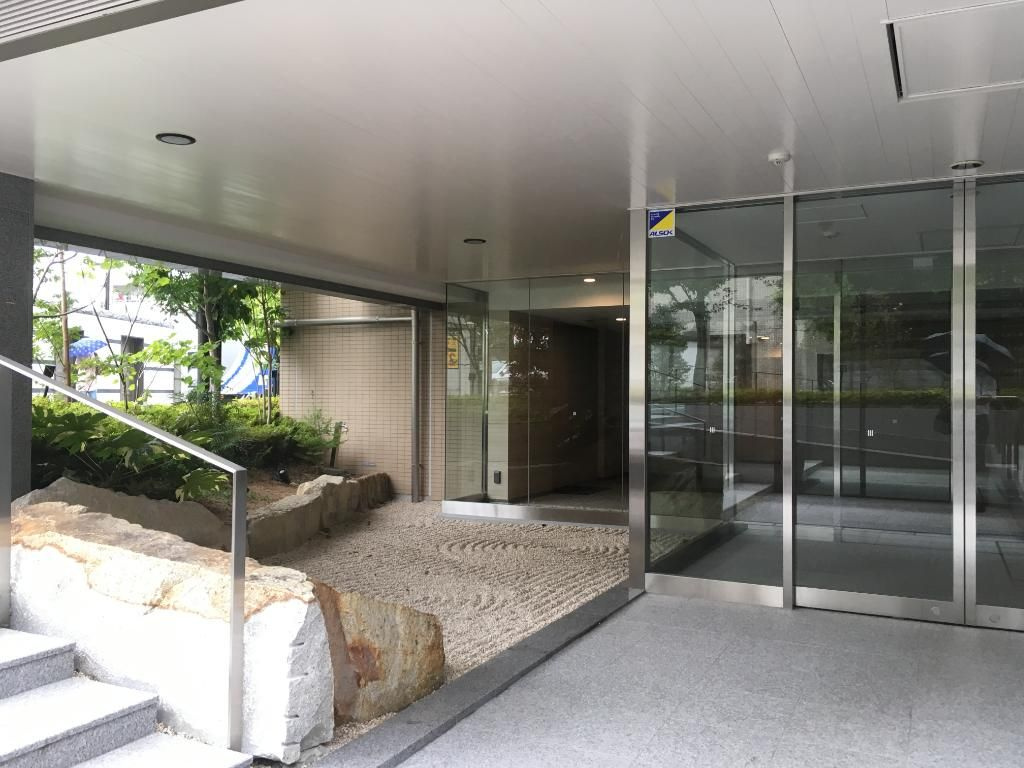 ブランズ本郷真砂のエントランス