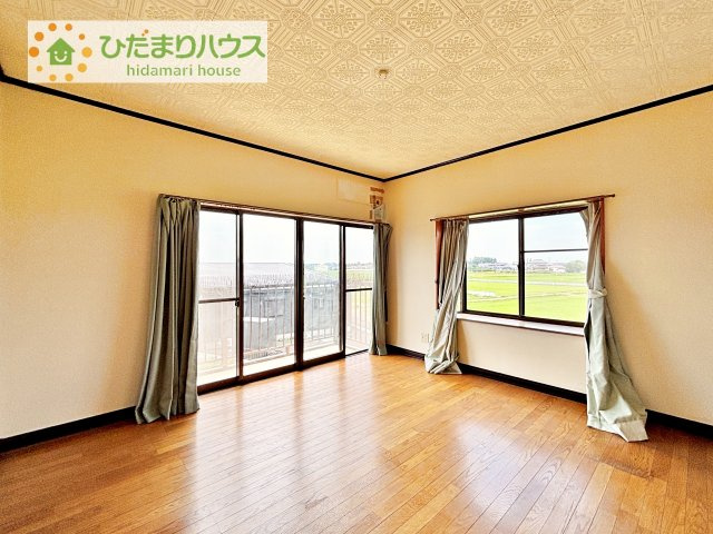 【洋室】 | つくば市東光台1丁目　中古戸建 | バルコニーに面している居室なので、自然と光が差し込みます♪