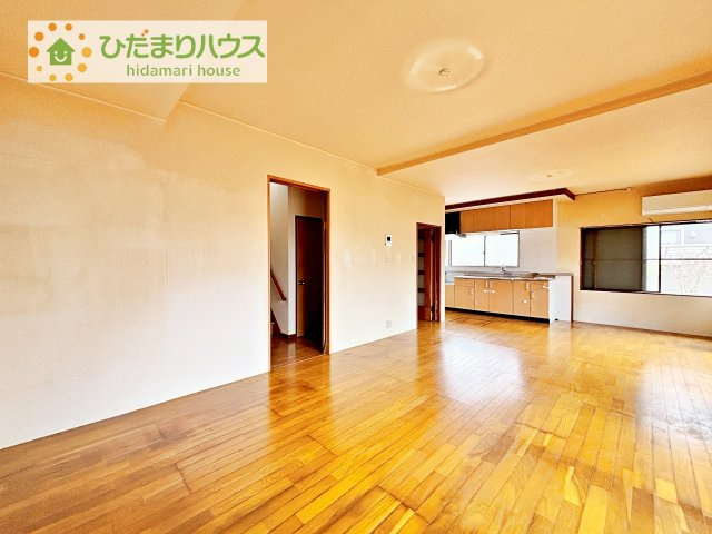 【居間・リビング】 | つくば市東光台1丁目　中古戸建 | 南側にお庭があり、明るく開放感のあるリビング。
昼間は、電気いらずでエコ+節約にもなります。