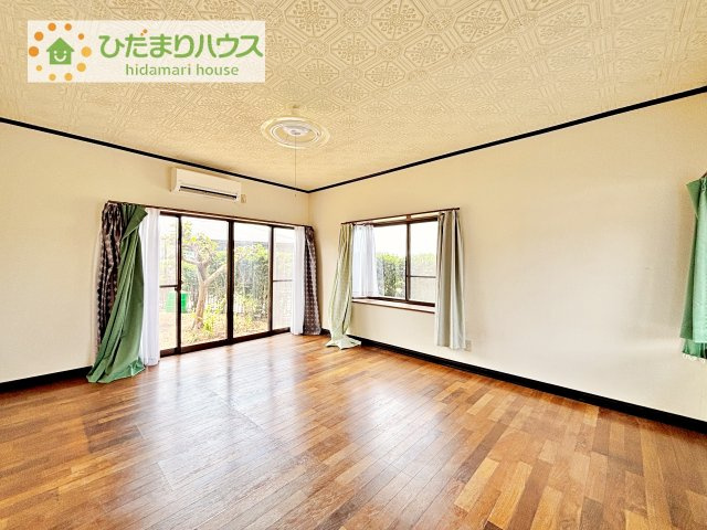 【洋室】 | つくば市東光台1丁目　中古戸建 | リビング横には約10帖の洋室があります！
一階で生活が完結できるのは魅力ですよね♪