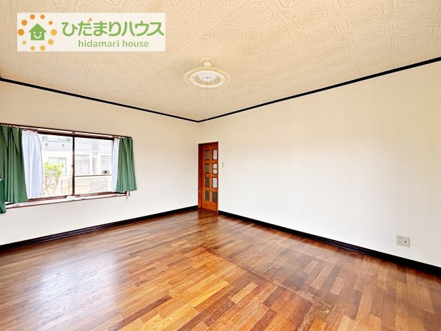 【洋室】 | つくば市東光台1丁目　中古戸建 | リビング横には約10帖の洋室があります！
一階で生活が完結できるのは魅力ですよね♪