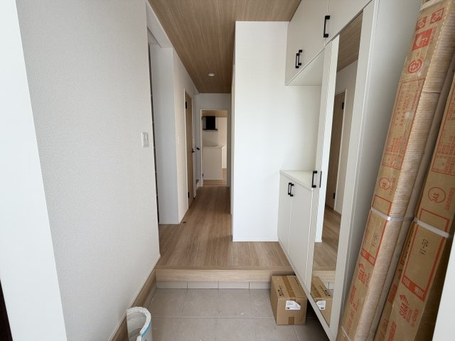 南城市大里稲嶺2期（全2棟）2号棟の玄関|2号棟　十分な収納付き玄関♪