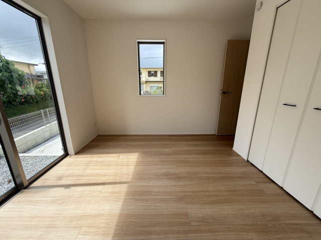 南城市大里稲嶺2期（全2棟）2号棟の洋室|2号棟　洋室5.25帖+収納付き♪