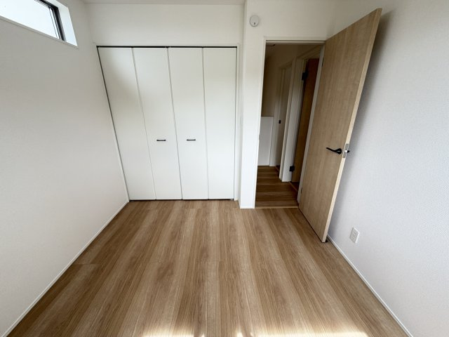 南城市大里稲嶺2期（全2棟）2号棟の洋室|2号棟　洋室6.25帖+収納付き♪