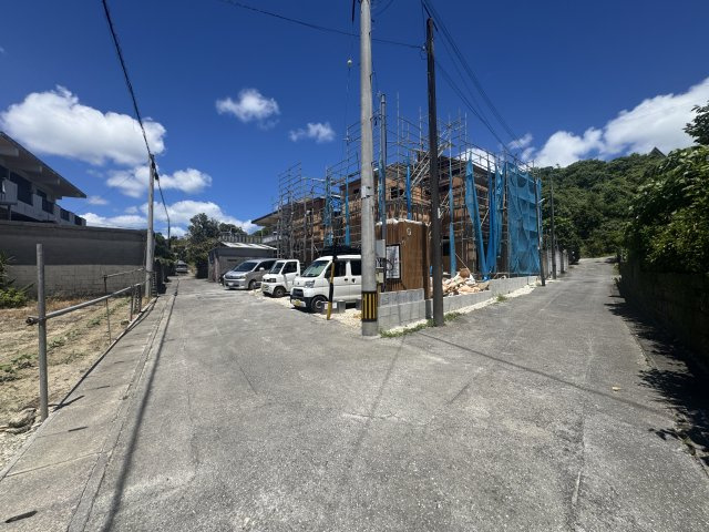 南城市大里稲嶺　2期（全2棟）2号棟の前面道路含む現地写真|※北西側4m～4.5m道路♪南西側4m～4.7m♪