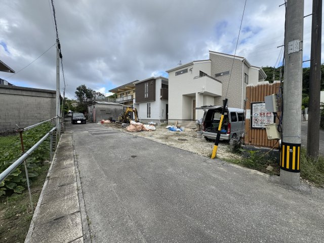 南城市大里稲嶺2期（全2棟）2号棟の前面道路含む現地写真|※北西側4m～4.5m道路♪南西側4m～4.7m♪