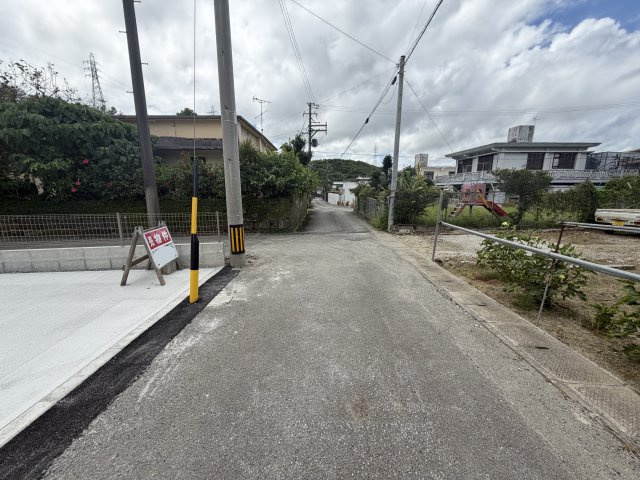 南城市大里稲嶺2期（全2棟）2号棟の前面道路含む現地写真|※北西側4m～4.5m道路♪南西側4m～4.7m♪