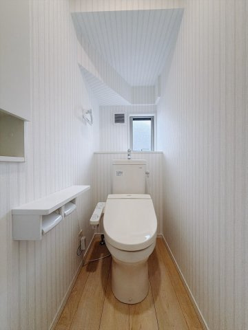 【中古戸建】行田市長野2丁目のトイレ|■トイレ｜オシャレなクロスは落ち着いた空間を演出し、ついつい長居してしまいます。