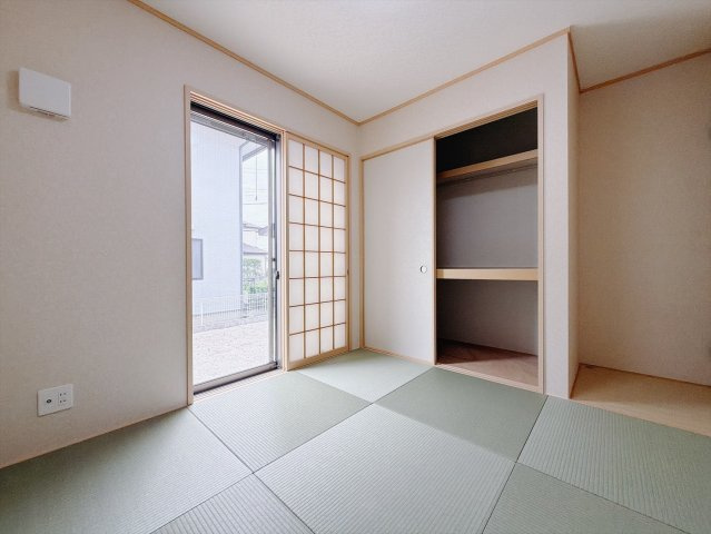 【中古戸建】行田市長野2丁目の和室|■和室｜フローリングでは感じることのできない圧倒的な寛ぎやすさを実感してください♪季節物がたくさん収納できる押し入れは衣替えや模様替えで大活躍！