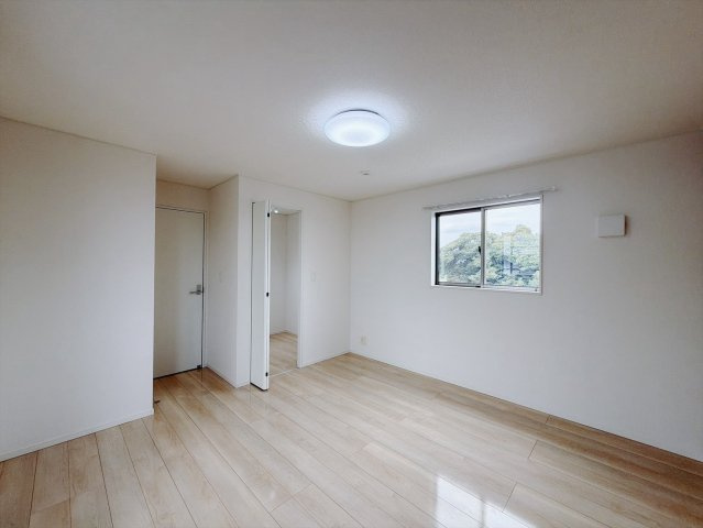 【中古戸建】行田市長野2丁目の洋室|■洋室｜「今日も一日お疲れ様」とゆったりくつろげる寝室。毎日の家事やお仕事に疲れた日はフカフカのベットで癒されてください。テレビや本棚をおいても快適な広さなのが自慢のお部屋です♪