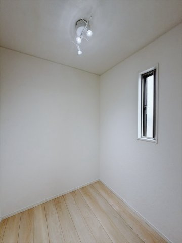 【中古戸建】行田市長野2丁目の収納|■WIC｜主寝室には夢のウォークインがございます♪お洋服やバッグだけでなく、増えていくお洋服やご家族での思い出の品もしっかりと収納します( ＾＾ )