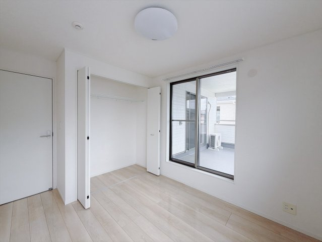 【中古戸建】行田市長野2丁目の洋室|■洋室｜バルコニーにも出られる2階の一室♪お勉強などに疲れたら気晴らしもできますね♪収納も大容量で、お部屋がいつでもスッキリ片付きます＊。