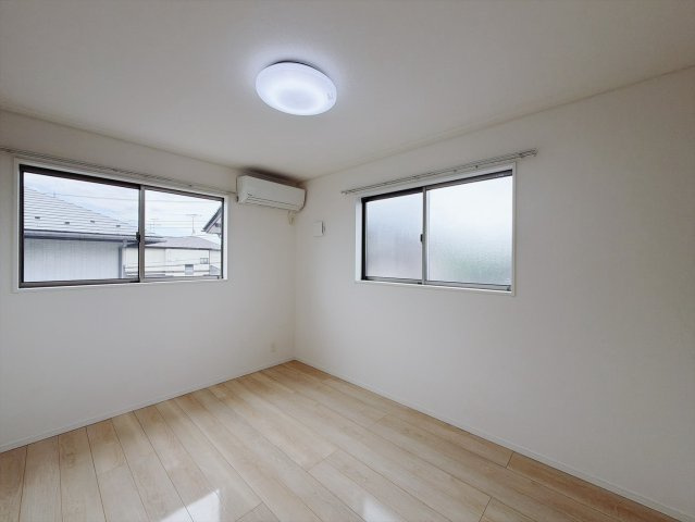 【中古戸建】行田市長野2丁目の洋室|■洋室｜各居室にたっぷりと収納スペースを設置。ホワイト色のクロスとナチュラルなフローリングが落ち着く雰囲気を演出する居室です♪