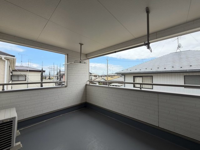 【中古戸建】行田市長野2丁目のバルコニー|■バルコニー｜普通のバルコニーより広い仕様のバルコニー。洗濯物やお布団だけでなく雨の日にたまった洗濯物はもちろん、プランターを置くことで家庭菜園も可能です♪