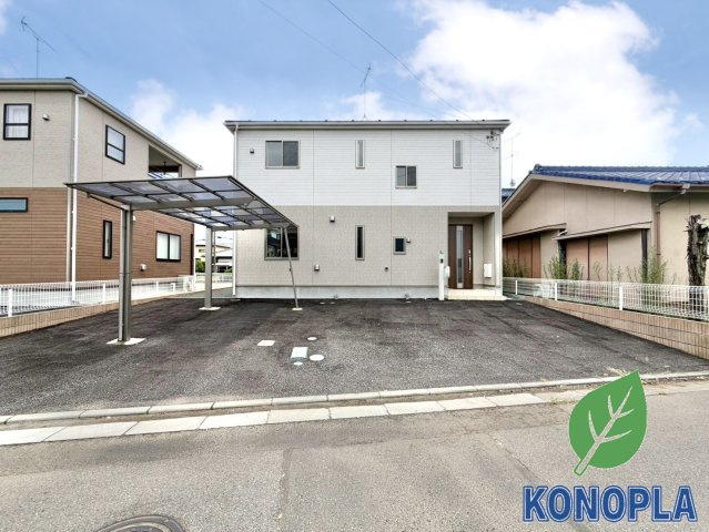 【中古戸建】行田市長野2丁目の外観|■外観｜雨や雹、鳥の糞などから大切な愛車を守ることが出来る嬉しいカーポート付き♪