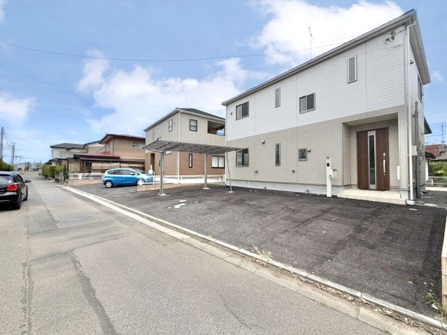【中古戸建】行田市長野2丁目の外観|■外観｜周囲の見渡しが良く、車の出入りの際も安全確認がしやすいため、小さなお子様がいるご家庭でも安心です♪
