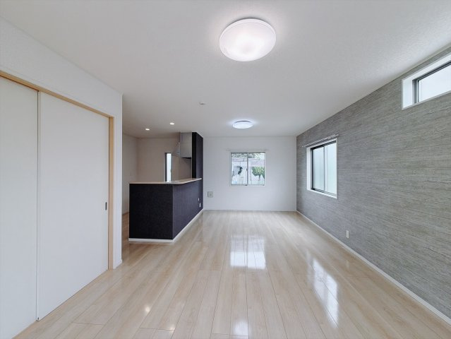 【中古戸建】行田市長野2丁目の居間・リビング|■リビング｜時の流れと共に陽射しは装いを変え空間に新たな彩りを与えます。一日中家に居ても飽きることなく過ごすことができる素敵な空間です♪