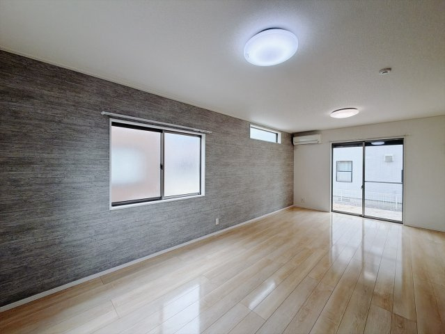 【中古戸建】行田市長野2丁目の居間・リビング|■リビング｜家族でゆったりくつろげる、居心地の良いリビング♪賃貸と違って、テレビや音楽の音を気にしなくて良いことが嬉しいですね(*＾＾*)