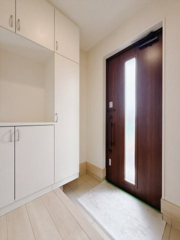 【中古戸建】行田市長野2丁目の玄関|■玄関｜急な来客時にもすぐに物がしまえるので便利です。「いつもキレイな玄関だね」とお友達やご近所さんに羨ましがられると気分も上がります♪