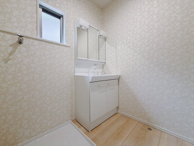 【中古戸建】行田市長野2丁目の独立洗面台|■洗面室｜三面鏡の洗面台は鏡の裏が収納ポケットになっているので、ヘアケア用品や歯ブラシなどでごちゃつきがちな洗面台周りがスッキリ片付きます♪