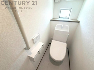 温水洗浄便座付トイレは温水洗浄機能により、暖かい水でおしりを洗浄することができ、冷たい水を使う従来の便座に比べ、温水洗浄機能で暖かいトイレを提供し、快適な使用を可能にします。