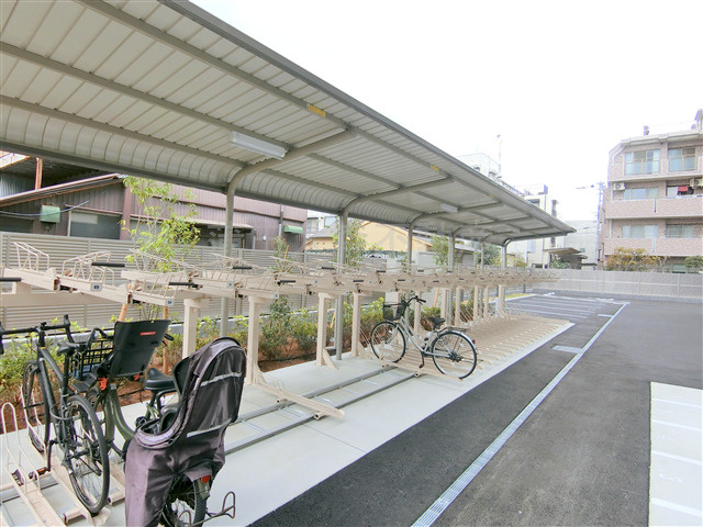 KDXレジデンス田園調布南のその他共用部分|屋根付きラック式の駐輪場