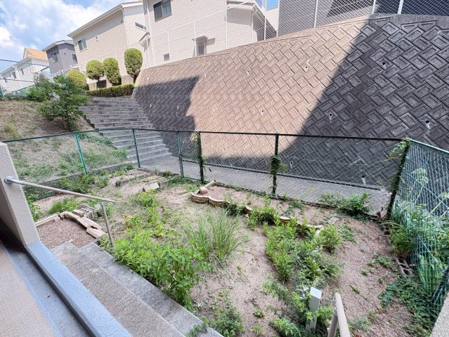 メゾンドール明石山ノ手台の庭|専用庭もあるので家庭菜園や倉庫なども置けますね！