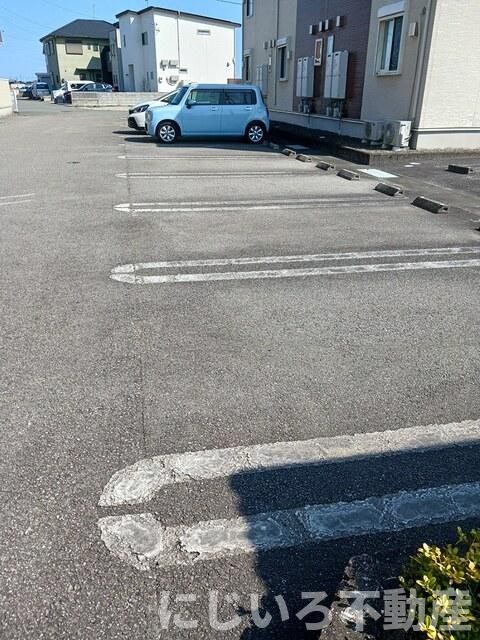 ルミエール下大野Aの駐車場