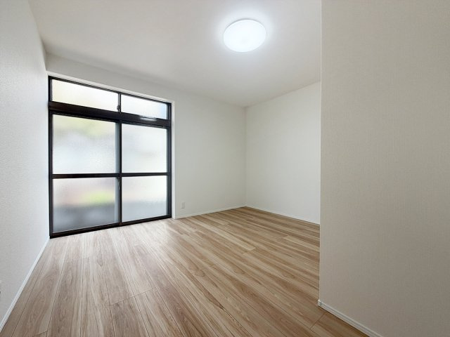 上越市新光町1丁目中古物件の洋室