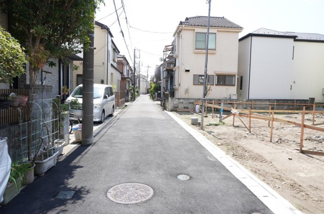 越谷市大字大里 新築分譲住宅  全2棟 1号棟の前面道路含む現地写真