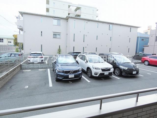ハーモニー大坂上の駐車場