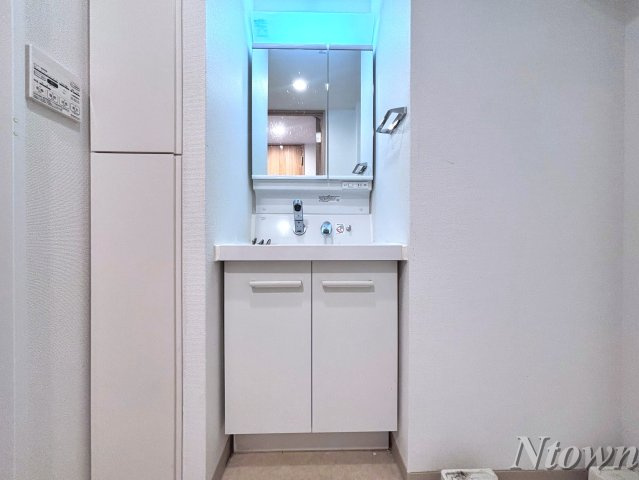 【独立洗面台】 | エステムプラザ名古屋丸の内 | 独立洗面台、小物を置くことができて便利です