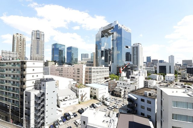 うめきたザ・レジデンスの展望|都心ならではの街並みを一望できます。昼間は爽やかな都市の景色、夜にはきらめく街の灯りを楽しめる、都会ならではの住まいです。