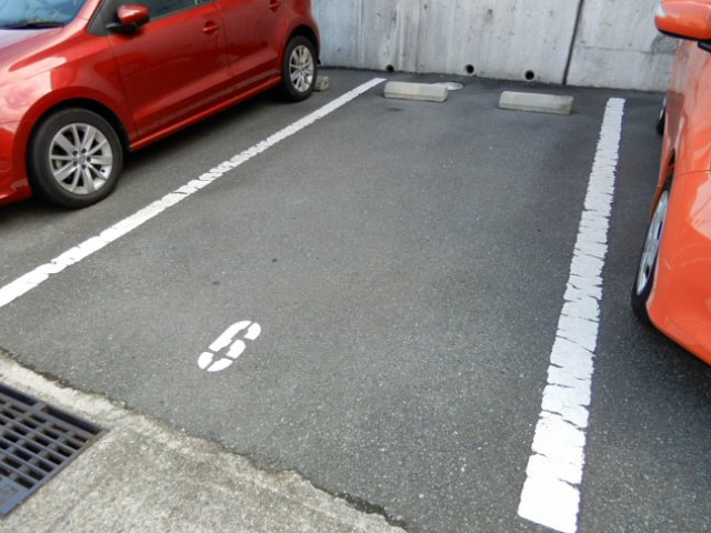 メゾンドアヴニール星ヶ丘の駐車場