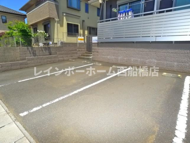 松戸市秋山２丁目のアパートの駐車場