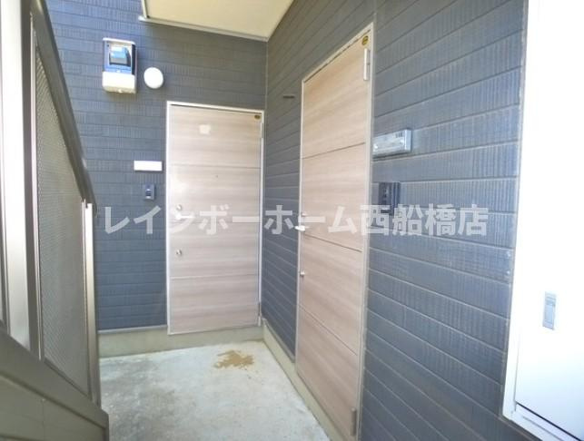 松戸市秋山２丁目のアパートの玄関