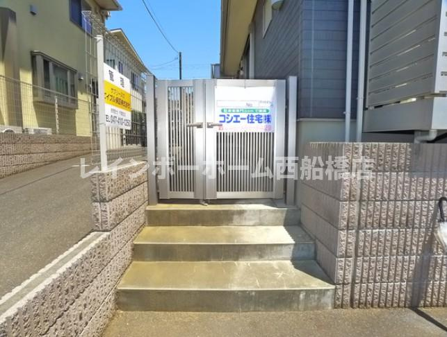 松戸市秋山２丁目のアパートのエントランス