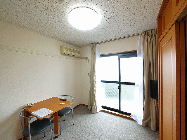 レオパレス佐保川の寝室