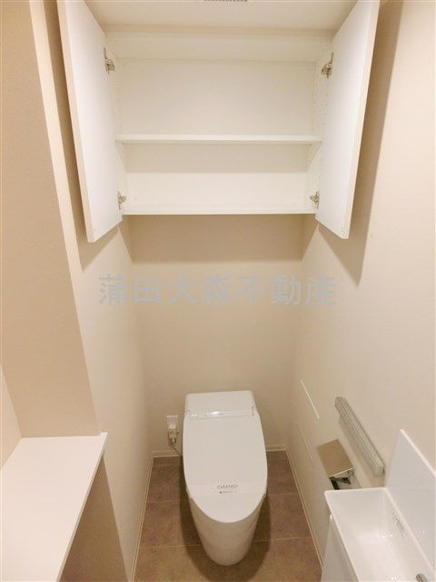 ラティエラ大森西のトイレ|棚収納と温水洗浄便座付きのトイレ