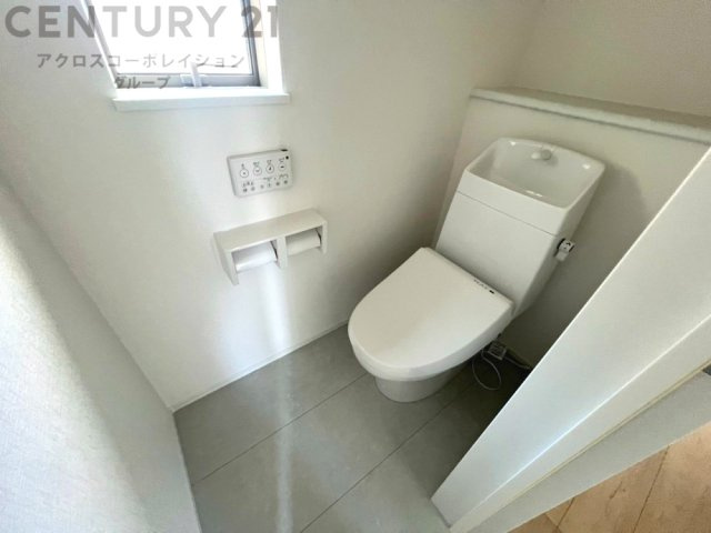 温水洗浄便座付トイレは温水洗浄機能により、暖かい水でおしりを洗浄することができ、冷たい水を使う従来の便座に比べ、温水洗浄機能で暖かいトイレを提供し、快適な使用を可能にします。