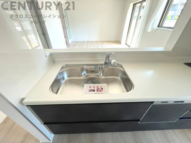 大きなシンクでお鍋などの大きな調理器具を洗う際にも便利です。