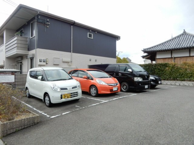 レセンテ寿の駐車場