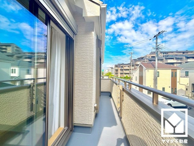 尼崎市西昆陽2丁目のバルコニー|南東向きバルコニーで陽当たり、風通し良好。たっぷりの洗濯物も気持ちよく乾きます。