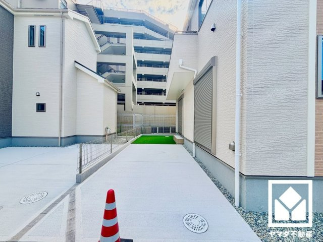 尼崎市西昆陽2丁目の駐車場|駐車スペースを並列2～3台分確保（駐車台数は車種によります）。重い荷物や雨の日の移動もスムーズで、快適なカーライフを実現。来客時にも便利です。