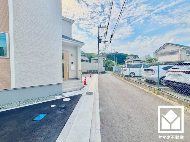 尼崎市西昆陽2丁目の前面道路含む現地写真|3段階中最も高いレベルの耐震等級3を取得。災害復興拠点に求められる水準の耐震性を備えた住宅で、住まいの安心を支えます。