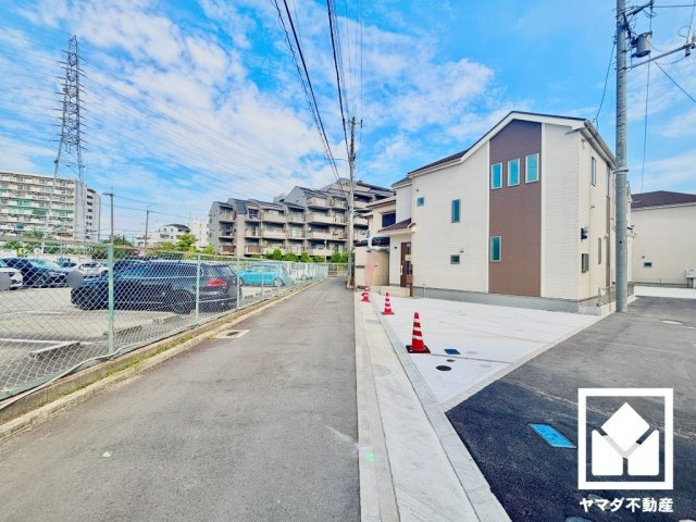 尼崎市西昆陽2丁目の前面道路含む現地写真|突然の来訪時にも防犯面で心強いモニター付きインターホンを設置。お留守番中のお子様も、室内からスムーズに相手の確認ができます。